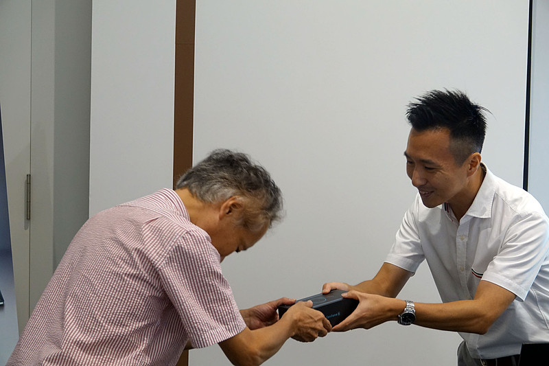 NTTぷららのじゃんけん担当者である真田氏から当選者にプレゼント