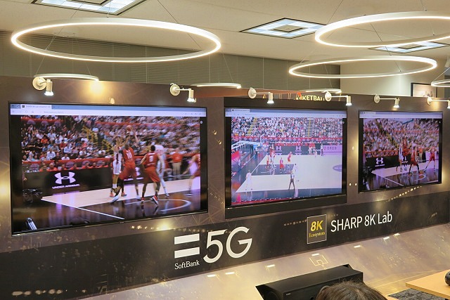 両サイドは選手用のカメラの映像。中央は俯瞰カメラ。中央の映像が白いのはエンコーダーの設定の問題とのこと