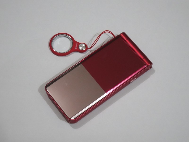 折りたたんだ状態はどことなくアイアンマンの面持ち