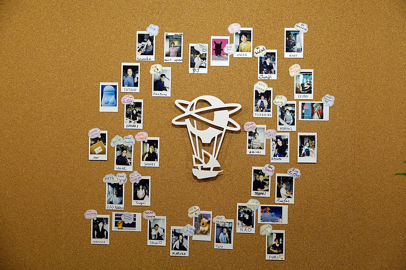 ナイアンティックスタッフのインスタント写真を飾る