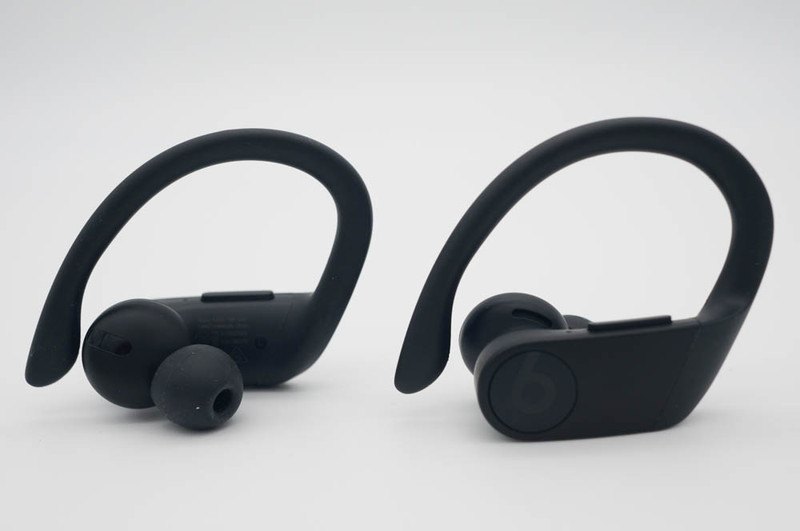 Powerbeats Pro。イヤーフックがあるタイプで、激しく動いてもまず外れないが、筆者のようなメガネっ子は長時間着用してると耳が痛くなりがちなので、イヤーフックの調整が必須