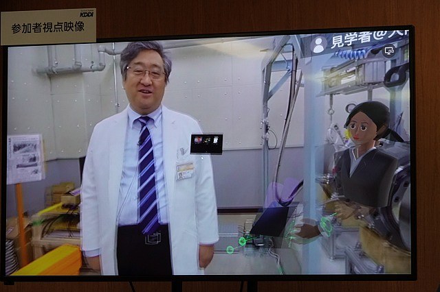 会場で説明する齋藤氏。右横にVR参加者のアバターが見える