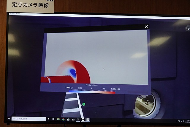 会場で説明する齋藤氏。右横にVR参加者のアバターが見える