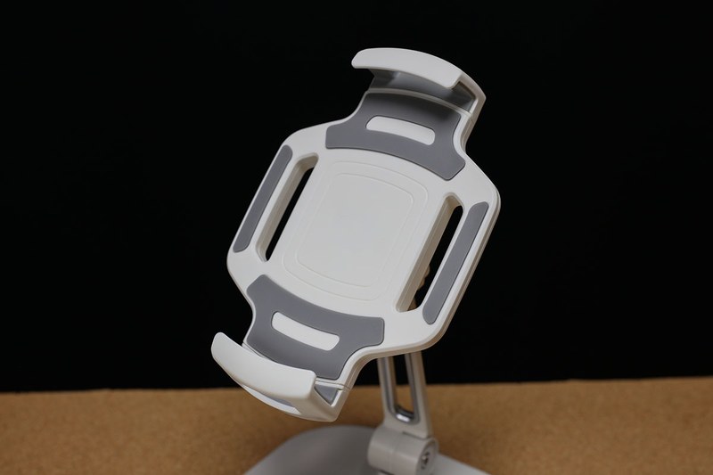 ホルダー部は、端末が当たる部分にシリコーンゴム製の滑り止めがあります。挟む力は強く、まず端末がずり落ちることはありません。ただしその分、端末をセットするときに少々力が要ります。底面の4箇所にシリコーンゴム製の滑り止めがあり、スタンド質量が約990gと重いことも併せて、高い安定性が感じられます。