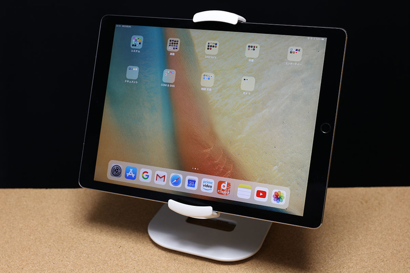 左は11インチiPad Proをセットした様子。右は12.9インチiPad Proをセットした様子。どちらも、短辺を挟むことはできませんので、挟んだ状態で第二世代Apple Pencilの吸着・充電はできません。