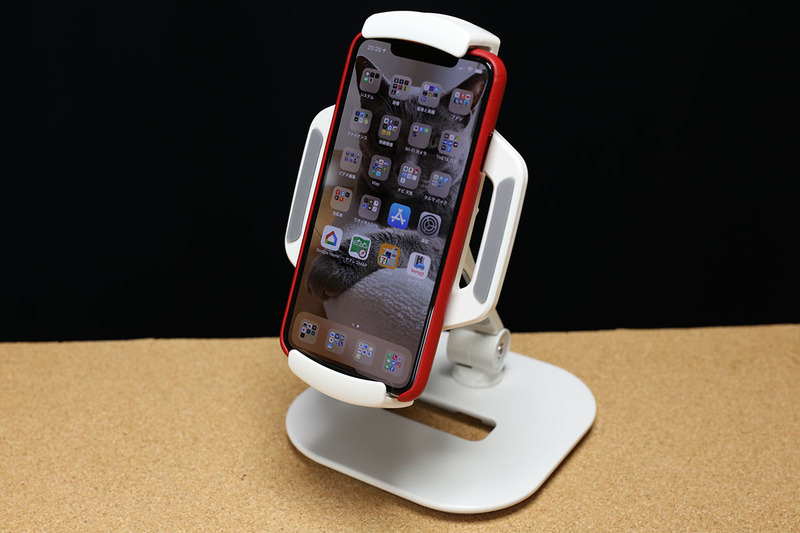 左はiPad miniを、右はiPhone XS Maxをセットした様子。どちらもケース付きの状態ですが、ケースなしでも挟めます。また、どちらも長辺は挟めません。iPhoneの方は、画面をなるべく前にするようにセットしないとクリップが邪魔して顔認証できなくなります。iPhoneをなるべく前に挟むと、iPhone背面とホルダーの間に隙間ができますので、そこにQi充電プレート的な物をセットすると便利になるかもしれません。なお、クリップ部には穴があるので、ケーブル充電しながらでもセットしておけます。