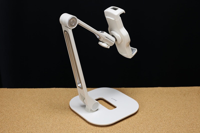 Amazonで購入したZenCTブランドのタブレットスタンド。商品名は「ZenCT タブレットスタンド 携帯スタンド 頑丈な金属製台座 角度調整可能 持ち運びやすい4～11インチのスマートフォンとタブレット対応 — 白 WH038」でした。関節の部分や台座部分など、前出のスタンドと非常によく似ていて、ほとんど同じと思われるパーツが使われています。スタンドの重さは約1.3kg。関節については、下部関節は水平方向に360°回転し、前後方向に180°可動。中間関節は220°可動。上部関節はアーム軸周囲360°動かせて、ホルダー部は360°回転させられ、前後左右方向にもある程度可動します。前出のスタンドよりさらに自由度の高いタブレット設置が可能。各関節は硬さ調節ができます。