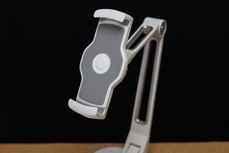 ホルダー部のクリップ調整幅は113～190mmまで。11インチまでのタブレットやスマートフォンなどをセット可能です。ホルダー各部や底部にシリコーンゴム製の滑り止め付き。