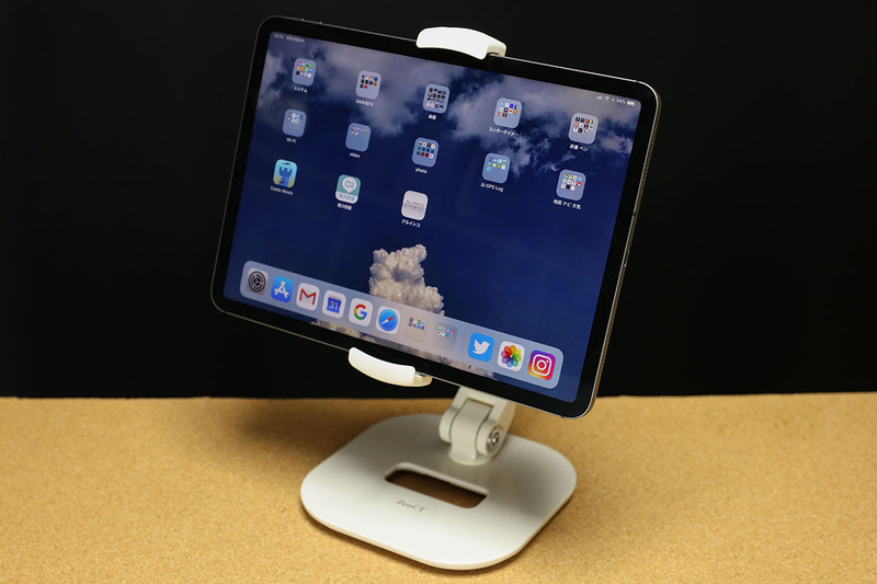 左は11インチiPad Proを、右はiPad miniをセットした様子。どちらも短辺側を挟む形でしかセットできません。なので、11インチiPad Proをセットした状態では、第二世代Apple Pencilの吸着・充電ができません。