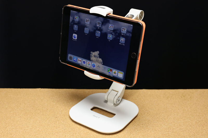 左は11インチiPad Proを、右はiPad miniをセットした様子。どちらも短辺側を挟む形でしかセットできません。なので、11インチiPad Proをセットした状態では、第二世代Apple Pencilの吸着・充電ができません。