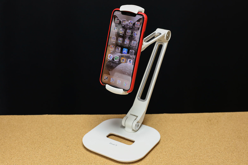 左はiPhone XS Maxを、右はGoogle Pixel 3 XLをセットした様子。どちらもケース付きの状態ですが、ケースなしでも挟めます。これら端末の長辺側は挟めません。ホルダーのクリップ部があまり大きくないので、iPhone XS Maxの顔認証は問題なく機能します。ホルダーのクリップ部には穴があり、ケーブル充電しながらでもセットしておけます。