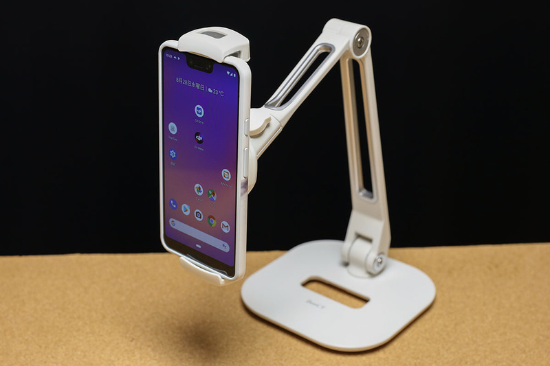 左はiPhone XS Maxを、右はGoogle Pixel 3 XLをセットした様子。どちらもケース付きの状態ですが、ケースなしでも挟めます。これら端末の長辺側は挟めません。ホルダーのクリップ部があまり大きくないので、iPhone XS Maxの顔認証は問題なく機能します。ホルダーのクリップ部には穴があり、ケーブル充電しながらでもセットしておけます。