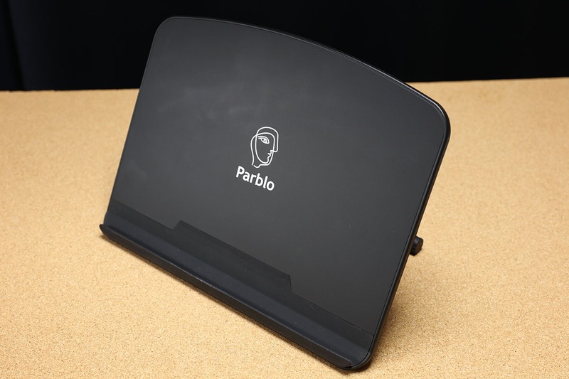 Parbloブランドの品で、製品名は「Parblo PR100 タブレットスタンド 角度調整可能 モバイルスタンド 10～16インチ用 液晶 ペンタブレット スタンド」。タブレットを「立て掛けて置くだけ」のスタンドです。10～16インチのタブレットに対応。もちろん、それより小さな端末を立て掛けてもOK。台座底部と背面にある脚にラバー製の滑り止めがあり、安定感はかなり良好です。