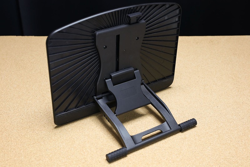 Parbloブランドの品で、製品名は「Parblo PR100 タブレットスタンド 角度調整可能 モバイルスタンド 10～16インチ用 液晶 ペンタブレット スタンド」。タブレットを「立て掛けて置くだけ」のスタンドです。10～16インチのタブレットに対応。もちろん、それより小さな端末を立て掛けてもOK。台座底部と背面にある脚にラバー製の滑り止めがあり、安定感はかなり良好です。