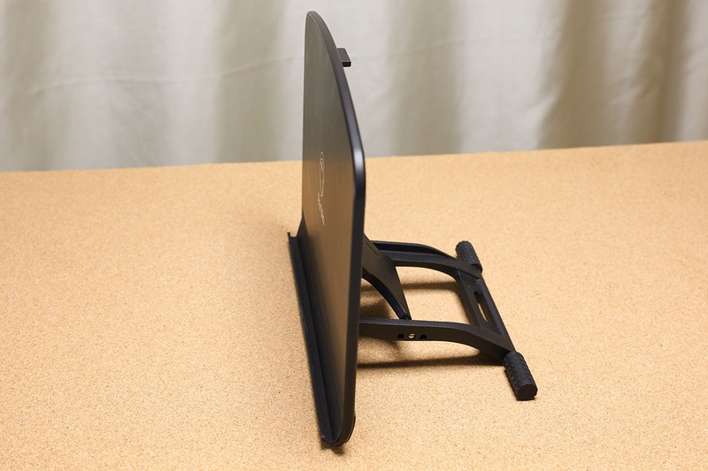 背面にある脚は約15～90°の範囲で角度を変えられます。かなり細かく角度調節が可能。スタンド手前部分と机面にあまり段差が生じないので、わりとスムーズに画面へのペン書きやタッチタイピングができます。