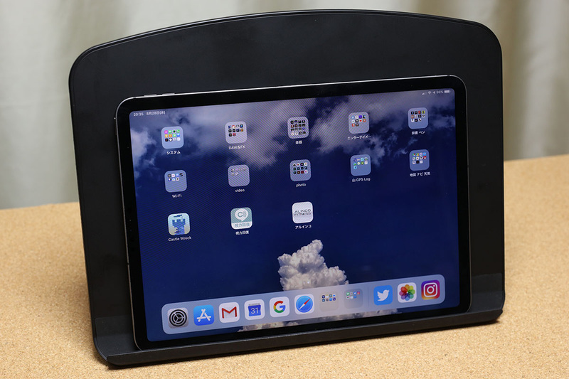 11インチや12.9インチのiPad Proを置いてみました。どの角度にしても端末がほぼ揺れないので、ソフトウェアキーボードやApple Pencilをガンガン使うようなスタイルでも問題ありません。