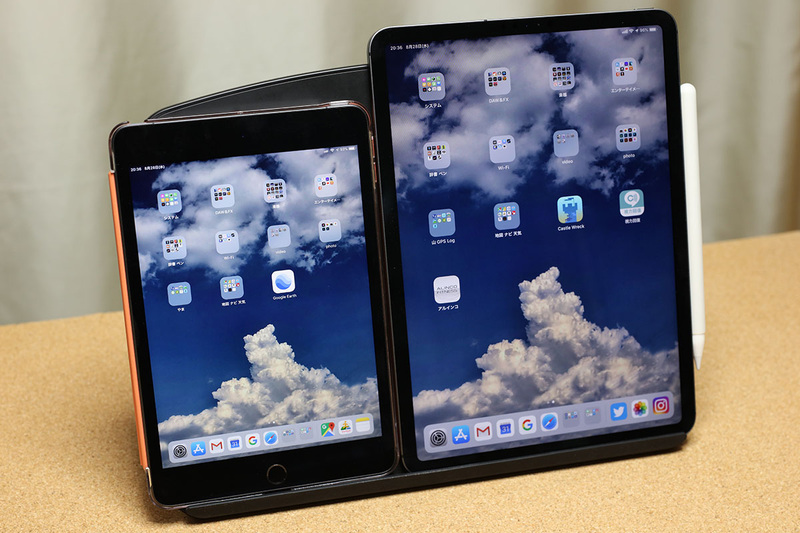 左はiPad miniと11インチiPad Proを置いた様子。こういうスタンドなら第二世代Apple Pencil吸着・充電問題とも無縁です。右はキーボードカバー付きの11インチiPad Proを置いた様子。キーボードカバーのレビューは<a href="https://k-tai.watch.impress.co.jp/docs/column/stapa/1193172.html" class="strong bn" target="_blank">コチラ</a>に書きましたが、キーボードカバー付きのタブレットを一瞬だけ縦画面で使いたいときに、このスタンドならカバーを外す一手間が省けて非常に実用的です。