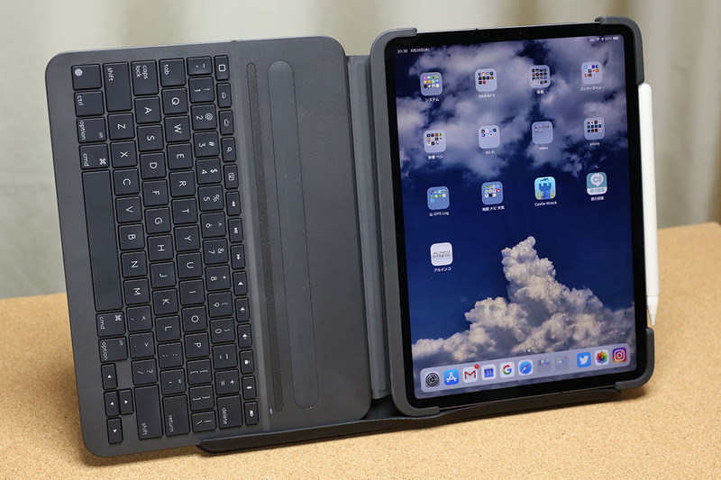 左はiPad miniと11インチiPad Proを置いた様子。こういうスタンドなら第二世代Apple Pencil吸着・充電問題とも無縁です。右はキーボードカバー付きの11インチiPad Proを置いた様子。キーボードカバーのレビューは<a href="https://k-tai.watch.impress.co.jp/docs/column/stapa/1193172.html" class="strong bn" target="_blank">コチラ</a>に書きましたが、キーボードカバー付きのタブレットを一瞬だけ縦画面で使いたいときに、このスタンドならカバーを外す一手間が省けて非常に実用的です。
