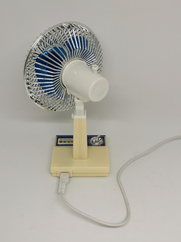極めて小さい昭和扇風機は付属のUSBケーブルで駆動する