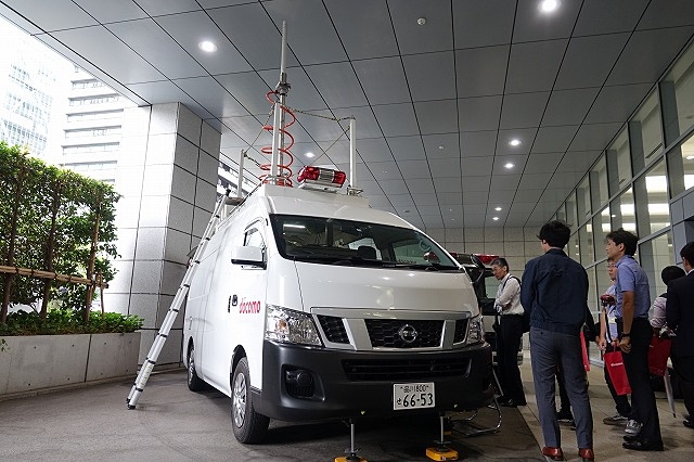 左＝移動基地局車 中央＝基地局車アンテナ装着部 右＝電源車