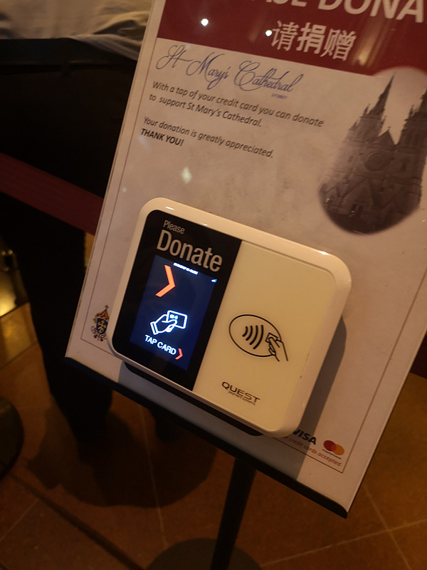 街のお店は、クレジットカード非対応の方が少なかったぐらい。協会への寄付も、タッチで支払えた