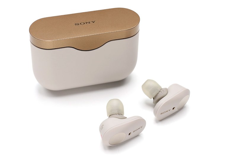 ソニーのワイヤレスノイズキャンセリングステレオヘッドセット「WF-1000XM3」（<a href="https://www.sony.jp/headphone/products/WF-1000XM3/" class="strong bn" target="_blank">公式ページ</a>）。2019年7月13日発売の最新の無線NCヘッドセットですが、完全なコードレスで使えつつ、Bluetoothヘッドセットにありがちだった音途切れを最小限に抑えつつ、強力なNC性能を備えつつ、バッテリーの保ちも非常に良いという、筆者的には現在最強と思える完全無線NCヘッドセットです。音質もイイ♪　付属ケースを使って移動中などにも充電できます。ソニーストア価格2万5880円（税別）。