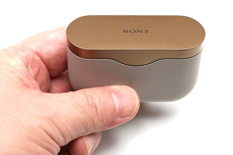 ソニーのワイヤレスノイズキャンセリングステレオヘッドセット「WF-1000XM3」（<a href="https://www.sony.jp/headphone/products/WF-1000XM3/" class="strong bn" target="_blank">公式ページ</a>）。2019年7月13日発売の最新の無線NCヘッドセットですが、完全なコードレスで使えつつ、Bluetoothヘッドセットにありがちだった音途切れを最小限に抑えつつ、強力なNC性能を備えつつ、バッテリーの保ちも非常に良いという、筆者的には現在最強と思える完全無線NCヘッドセットです。音質もイイ♪　付属ケースを使って移動中などにも充電できます。ソニーストア価格2万5880円（税別）。