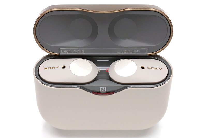 ソニーのワイヤレスノイズキャンセリングステレオヘッドセット「WF-1000XM3」（<a href="https://www.sony.jp/headphone/products/WF-1000XM3/" class="strong bn" target="_blank">公式ページ</a>）。2019年7月13日発売の最新の無線NCヘッドセットですが、完全なコードレスで使えつつ、Bluetoothヘッドセットにありがちだった音途切れを最小限に抑えつつ、強力なNC性能を備えつつ、バッテリーの保ちも非常に良いという、筆者的には現在最強と思える完全無線NCヘッドセットです。音質もイイ♪　付属ケースを使って移動中などにも充電できます。ソニーストア価格2万5880円（税別）。