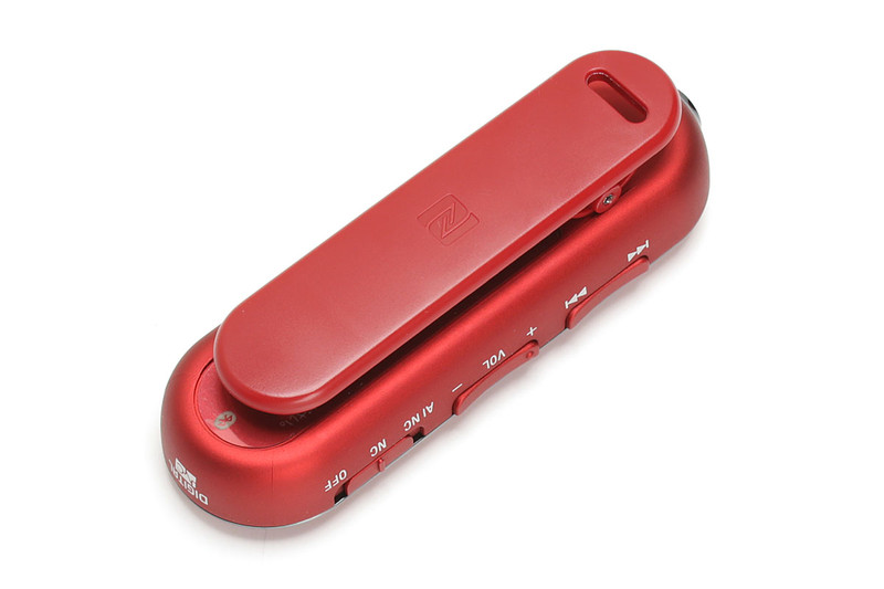 MDR-EX31BNは、本体背面のクリップを使って胸元やバッグのストラップに留められます。胸ポケットに入れてもいいですね。収納時は、イヤホンのケーブルをちょちょっと巻いて、本体のクリップで留めれば案外スッキリまとまる。