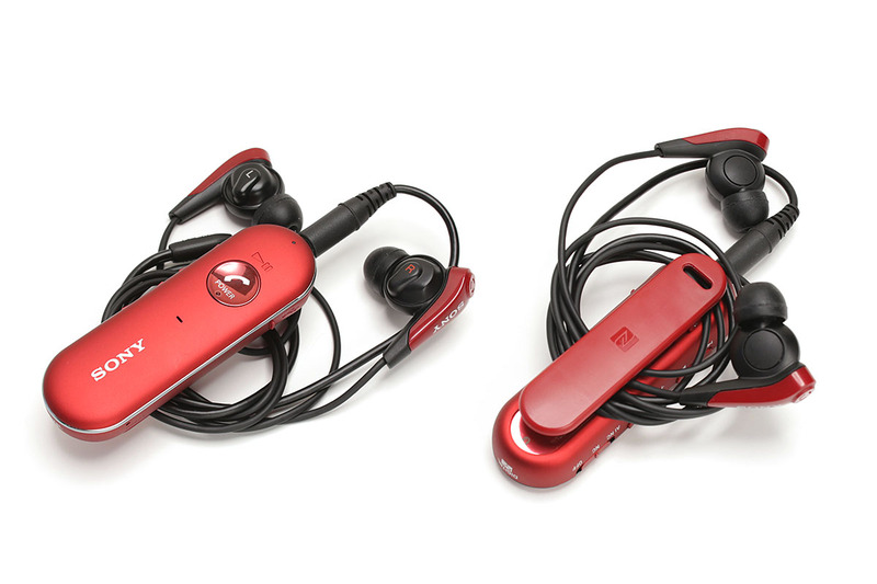 MDR-EX31BNは、本体背面のクリップを使って胸元やバッグのストラップに留められます。胸ポケットに入れてもいいですね。収納時は、イヤホンのケーブルをちょちょっと巻いて、本体のクリップで留めれば案外スッキリまとまる。