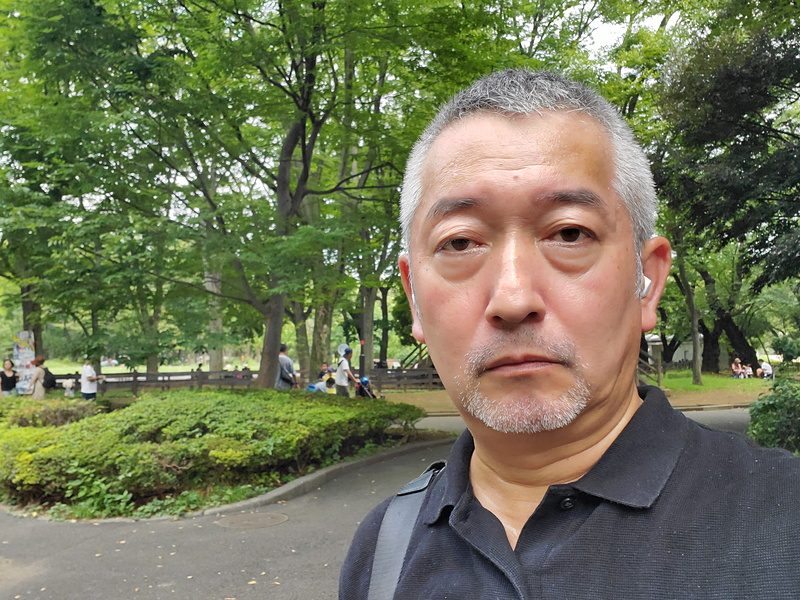 Galaxy Budsを装着して自撮り。あまり出っ張らないので、目立たず、さりげなく装着できます。インカメラの画質も良好