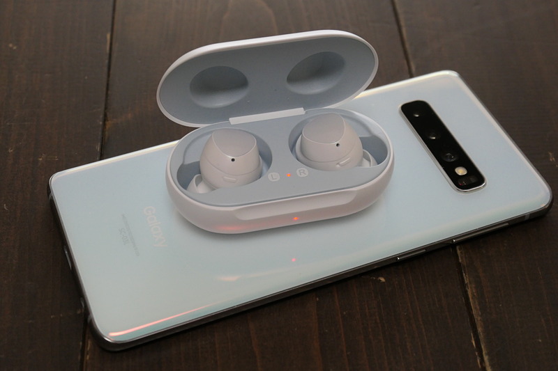 Galaxy S10の「ワイヤレスパワーシェア」をオンにして、Galaxy Budsを背面に載せるだけで充電可能。もちろん、USBケーブル経由でも充電できます