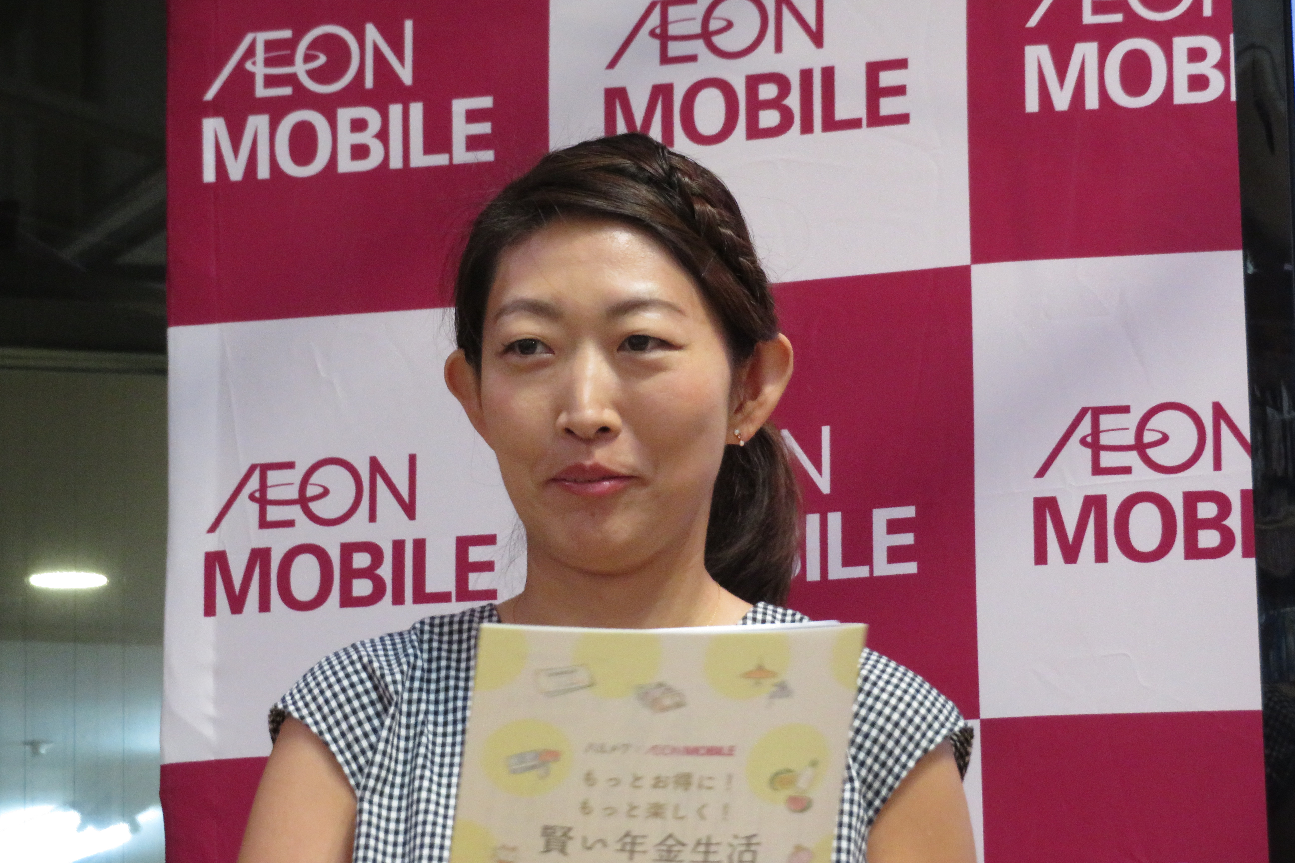 ターゲット層に向けてのマーケティング戦略として、シニア向けの女性誌「ハルメク」と協力。同誌のスマホ講座を監修している小林奈巳氏が登壇した