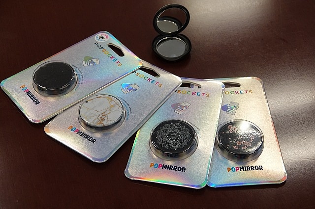 開いて手鏡にできるモデル。無地や幾何学模様などデザインも豊富