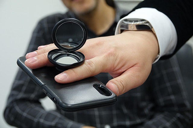 等倍鏡が1枚と2倍の鏡が1枚。電車内での化粧直しなどにおすすめ