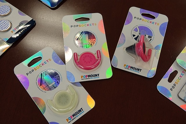 左と中央が壁などに貼り付けるモデル。右はカーマウント用モデル