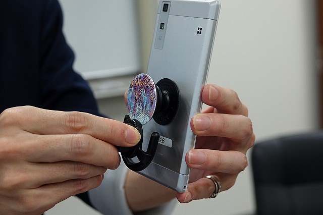 カーマウント用のアクセサリー。差し込むように装着する