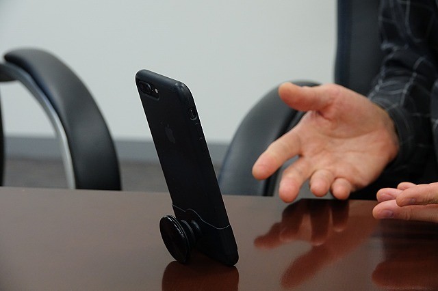 手で簡単にずらせるため、このようにスタンドにできる