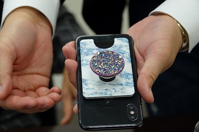 クレジットカードやICカードのケース付きも。財布を持たずともスマホ1つで外出できる