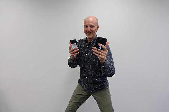 写真をお願いしたところ、カッコよく決めてくれたデイビッド氏。写真はジャンプ→反時計回りに1回転→着地した瞬間。激しい動きをしても「POPSOCKETS」があれば大丈夫