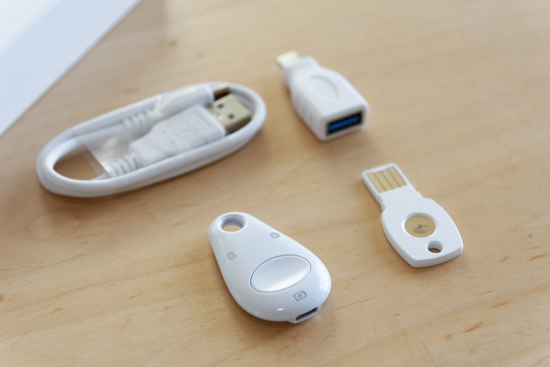 パッケージに含まれるのはUSBスティック型とワイヤレス型のセキュリティキー、Type-C変換アダプター、USBケーブルなど