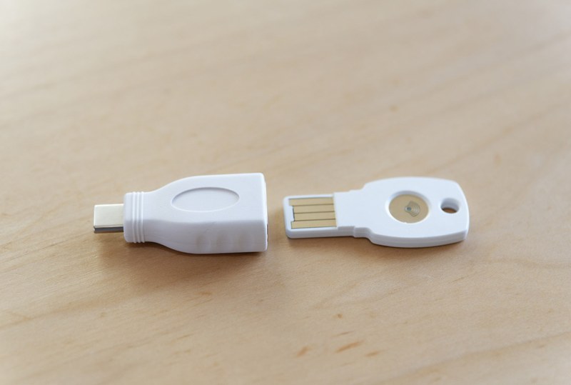 USBスティック型のセキュリティキーはType-Aなので、Type-CのみのPCにはアダプターを使って接続する
