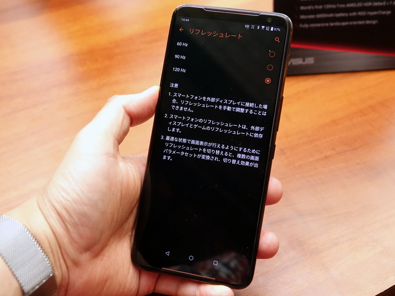 ディスプレイは、120Hzまでのリフレッシュレートに対応する
