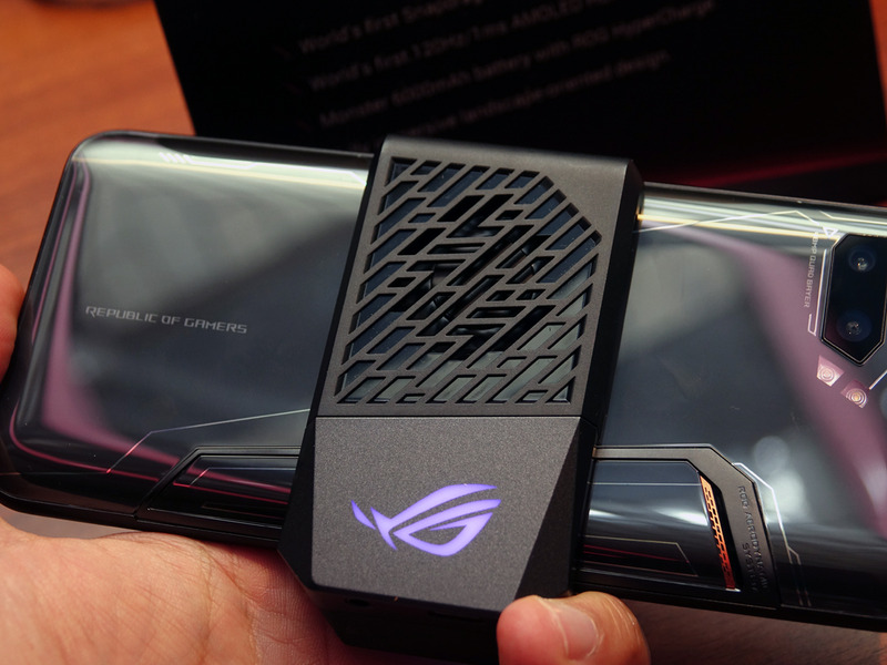 ゲームの体験を広げるアクセサリーを用意しているのも、ROG Phoneの特徴