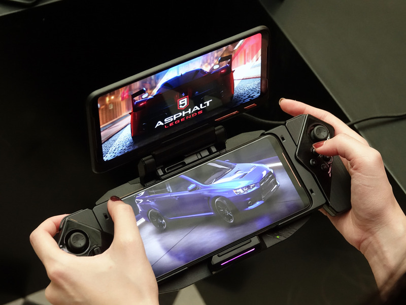 ゲームの体験を広げるアクセサリーを用意しているのも、ROG Phoneの特徴