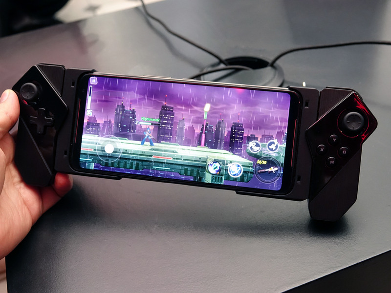 ゲームの体験を広げるアクセサリーを用意しているのも、ROG Phoneの特徴