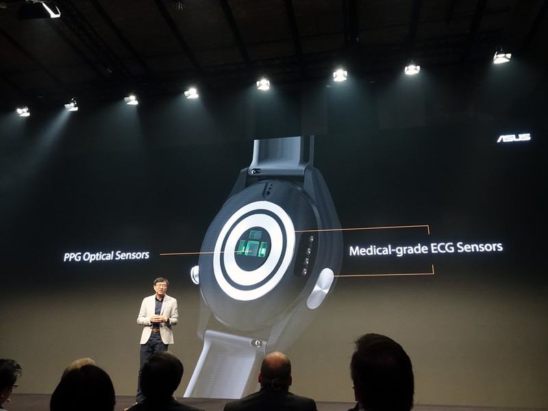 各種センサーは、背面や側面のボタンに搭載された