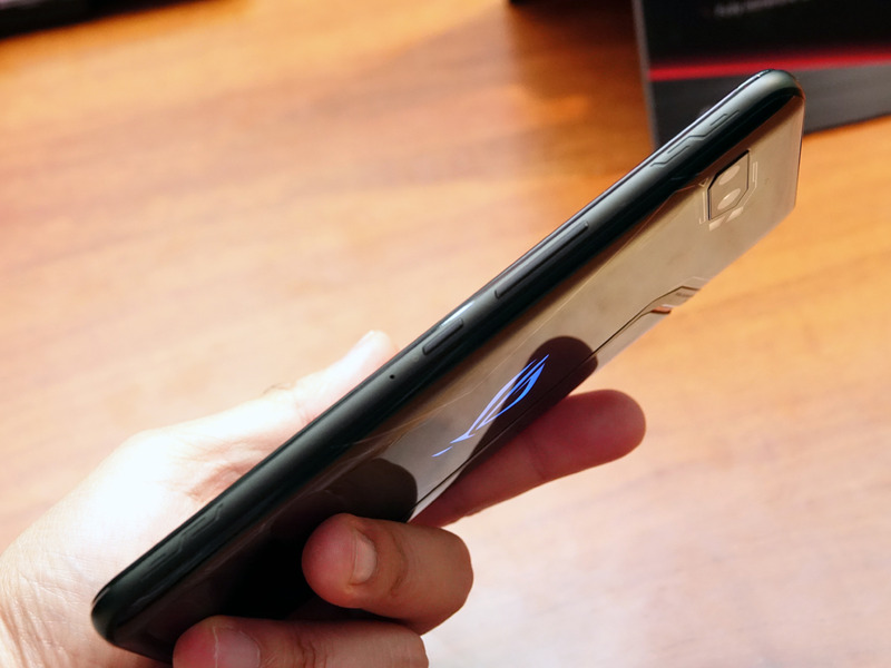 ROG Phone IIの外観。ディスプレイが6.59インチと大型化し、チップセットにはSnapdragon 855 Plusを採用する