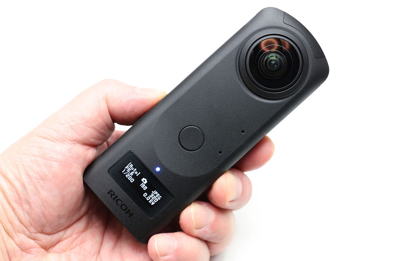 リコーの「RICOH THETA Z1」。ワンショットでカメラ周囲の前後上下左右360°を撮影できる全天球カメラで、静止画・動画とも撮影できます。THETAシリーズ最上位機種で、コンシューマー向け全天球カメラとしては最大級の1.0型裏面照射型CMOSセンサーを2基搭載。静止画解像度はJPEGが最大6720×3360ピクセルでRAWが7296×3648ピクセル。動画は3840×1920ドット(4K解像度)/30fps。ひとつ前の機種「THETA V」から画質を向上させつつ静止画解像度を高めつつ、操作性のブラッシュアップも施されたという印象の機種になりました。