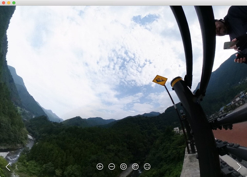 最新型THETA Z1で撮った写真。薄曇りで太陽が写ってはいませんが、フレアもゴーストもパープルフリンジもほぼ見られません。画像の質が根底から変わったという印象です。